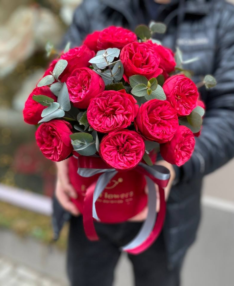 Kaste ar Red Piano rozēm